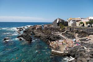 juli 24, 2019.strand med ett artificiell slå samman i de stad av garachico på de ö av teneriffa, kanariefågel öar, Spanien foto