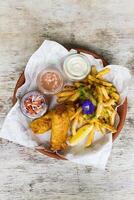 friterad kyckling middag med pommes frites, mayo dopp, och chili sås eras i en maträtt isolerat på bakgrund topp se av snabbmat foto