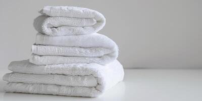 ai genererad enkel stack av knaprig, vikta vit handdukar mot en ren vit bakgrund. foto