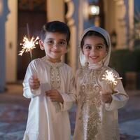 ai genererad muslim liten pojke och flicka spelar med tomtebloss. kalibrering de eid mubarak foto