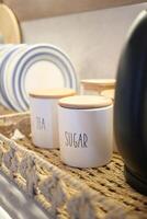en korg- korg med te och socker burkar för en charmig te händelse foto