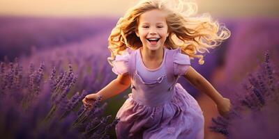 ai genererad en Lycklig flicka kör och har roligt i en lavendel- fält. Lycklig barn spelar i en äng av blomning lavendel. foto