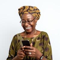 ai genererad trevlig leende åldrig afrikansk amerikan kvinna med en telefon i henne händer foto