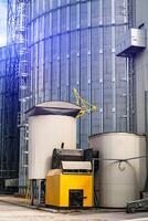 metall stor konstruktion för industriella fabrik. stål kemi lagring tank. foto