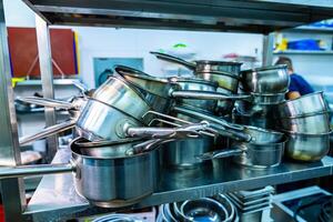 rostfri matlagning kommersiell Utrustning. stor industri kök Utrustning. foto