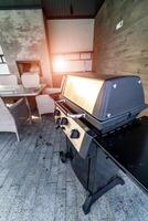 modern aktuell bbq och grillning Utrustning. grill brasa utomhus. foto