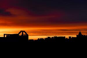 solnedgång över de stad. skön ljus färger på himmel. foto