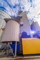 enorm metall industriell behållare. lagring konstruktion silo tankar. foto
