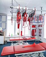 modern rehabilitering sjukhus rum. fysioterapi sjukvård Utrustning. foto