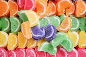 socker överdragen gelé bönor i de form av färgad skivad frukt foto
