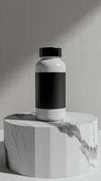 ai genererad vit tillägg flaska med en svart märka på en lyxig marmor piedestal yta foto