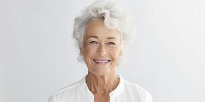 ai genererad elegans i ålder, äldre kvinna strålande nåd mot en rena vit bakgrund foto