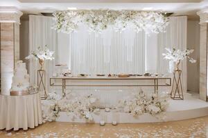 tabell miljö i en restaurang för en Semester. bröllop dekor för de nygifta på de bankett. blomster av färsk blommor och ljus, boho stil. catering för de brud och gäster. foto
