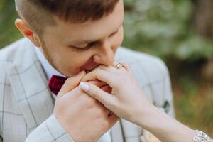 en man kyssar en kvinnas hand. manifestation av kärlek. han föreslår till henne. hon sa ja. närbild Foto