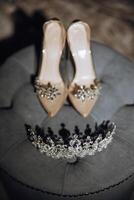 Fröken skönhet festtåg diamant silver- krona, kristall tiara smycke, utsmyckade med ädelstenar på kvinnors hög häl skor bakgrund.. foto