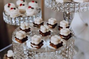 mandel småkakor, ljuv kakor för en bröllop bankett. en utsökt reception, en lyxig ceremoni. tabell med sötsaker och desserter. utsökt färgrik franska desserter på en tallrik eller tabell. godis bar. foto