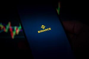 cordoba provins, argentina, Mars 11, 2024, hand innehav en telefon löpning de binance mobil app. binance är en kryptovaluta utbyta. foto