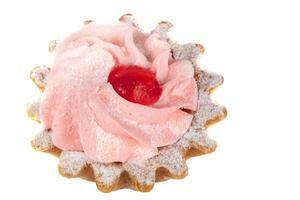 skön sötsaker. kakor korg med rosa grädde dekorerad med röd bär på en vit tallrik. foto