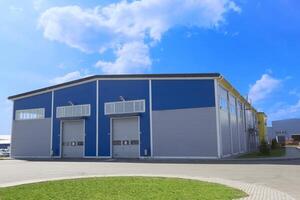 industriell byggnad mot de blå himmel. fabrik foto