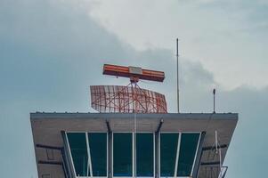 en primär övervakning radar fsr på topp av de luft trafik kontrollera torn på juanda internationell flygplats, surabaya, Indonesien, 6 januari 2024 foto