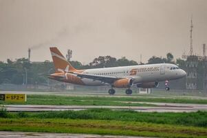 ett flygbuss a320-232 flygplan som tillhör till de super luft jet flygbolag är landning på de bana på juanda internationell flygplats, surabaya i sidoarjo under de regn, Indonesien, 6 januari 2024, foto