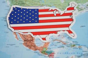Bangkok, thailand december 10, 2023 USA Amerika Karta i värld Karta papper. foto