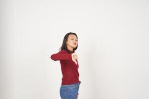 ung asiatisk kvinna i röd t-shirt som visar tumme ner, instämmer inte alls begrepp isolerat på vit bakgrund foto