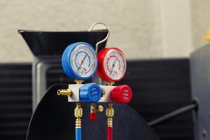 stänga upp av bruten manometrar Begagnade för kontroll hvac systemet freon tryck, i behöver av underhåll. uppsättning av barometer hög eller låg kylmedel nivåer benchmark luft balsam komponent foto