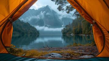ai genererad närbild av en tält i de förgrund och bergen med dimma i de bakgrund med en sjö eller flod i de förgrund. foto