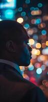 ai genererad stänga upp av en ung framgångsrik afrikansk amerikan affärsman ser på de natt stad med professionell filmiska ljus foto