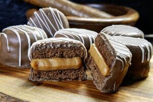 honung bröd fylld med dulce de leche foto