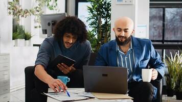 kollegor jämförande data analys på skrivbord, granskning marknadsföring information på dokument till planen ny investering projekt. team av arbetare diskuterar handla om utveckling strategi i kontor. foto