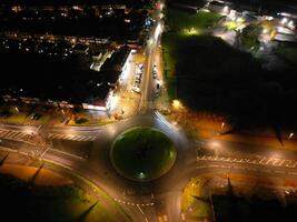antenn se av upplyst central luton stad av England Storbritannien under natt. november 27:e, 2023 foto