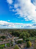 skön hög vinkel se av himmel och dramatiska moln över central hemel hampstead stad av England bra Storbritannien. november 5:e, 2023 foto