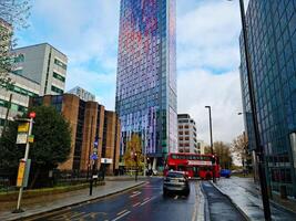 mest skön låg vinkel se av central väst croydon London stad av England Storbritannien under molnig och regnig dag. november 20:e, 2023 foto