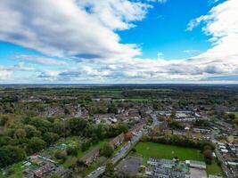 skön hög vinkel se av himmel och dramatiska moln över central hemel hampstead stad av England bra Storbritannien. november 5:e, 2023 foto