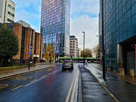 mest skön låg vinkel se av central väst croydon London stad av England Storbritannien under molnig och regnig dag. november 20:e, 2023 foto