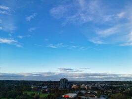 skön hög vinkel se av himmel och dramatiska moln över central hemel hampstead stad av England bra Storbritannien. november 5:e, 2023 foto