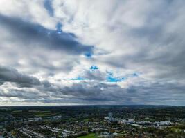 skön hög vinkel se av himmel och dramatiska moln över central hemel hampstead stad av England bra Storbritannien. november 5:e, 2023 foto