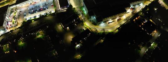 antenn panorama- se av upplyst central hattfält stad av England Storbritannien under natt. Mars 9:e, 2024 foto