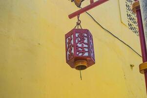 en gata lampa i de form av en kinesisk lykta. foto