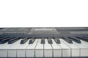 digital piano på en enkel vit vägg bakgrund foto