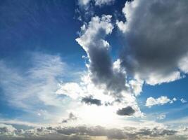 himmel och moln över welwyn trädgård stad av England Storbritannien. Mars 1:a, 2024 foto