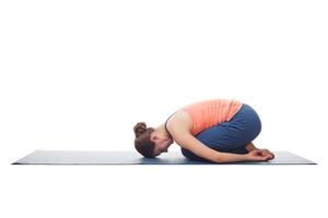 skön sportig passa yogi flicka praxis yoga asana balasana foto