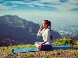 kvinna praxis pranayama i lotus utgör utomhus foto