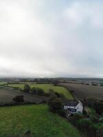 hög vinkel se av brittiskt landsbygden landskap på hitchin stad av England Storbritannien foto
