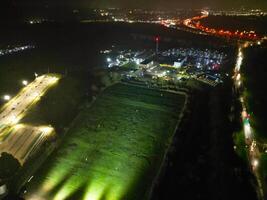 hög vinkel natt antal fot av upplyst central welwyn trädgård stad av England, förenad rike, Mars 1:a, 2024 foto