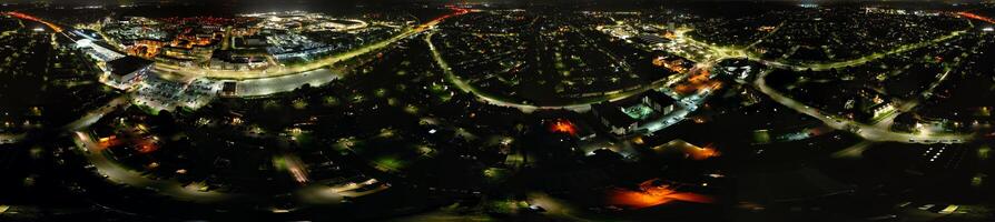 antenn panorama- se av upplyst central hattfält stad av England Storbritannien under natt. Mars 9:e, 2024 foto