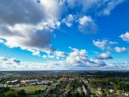 skön hög vinkel se av himmel och dramatiska moln över central hemel hampstead stad av England bra Storbritannien. november 5:e, 2023 foto