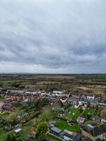 hög vinkel se av arlesey stad av England Storbritannien. de antal fot var fångad under molnig och regnig dag av feb 28:e, 2024 foto